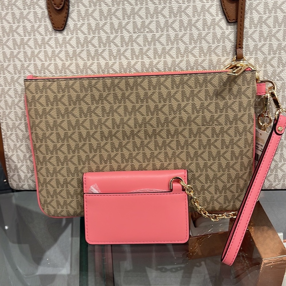 MICHAEL KORS JET SET ITEM LG 2 in 1 CARD CASE & WRISTLET
Tea Rose 
NWT - Picture 15 of 16